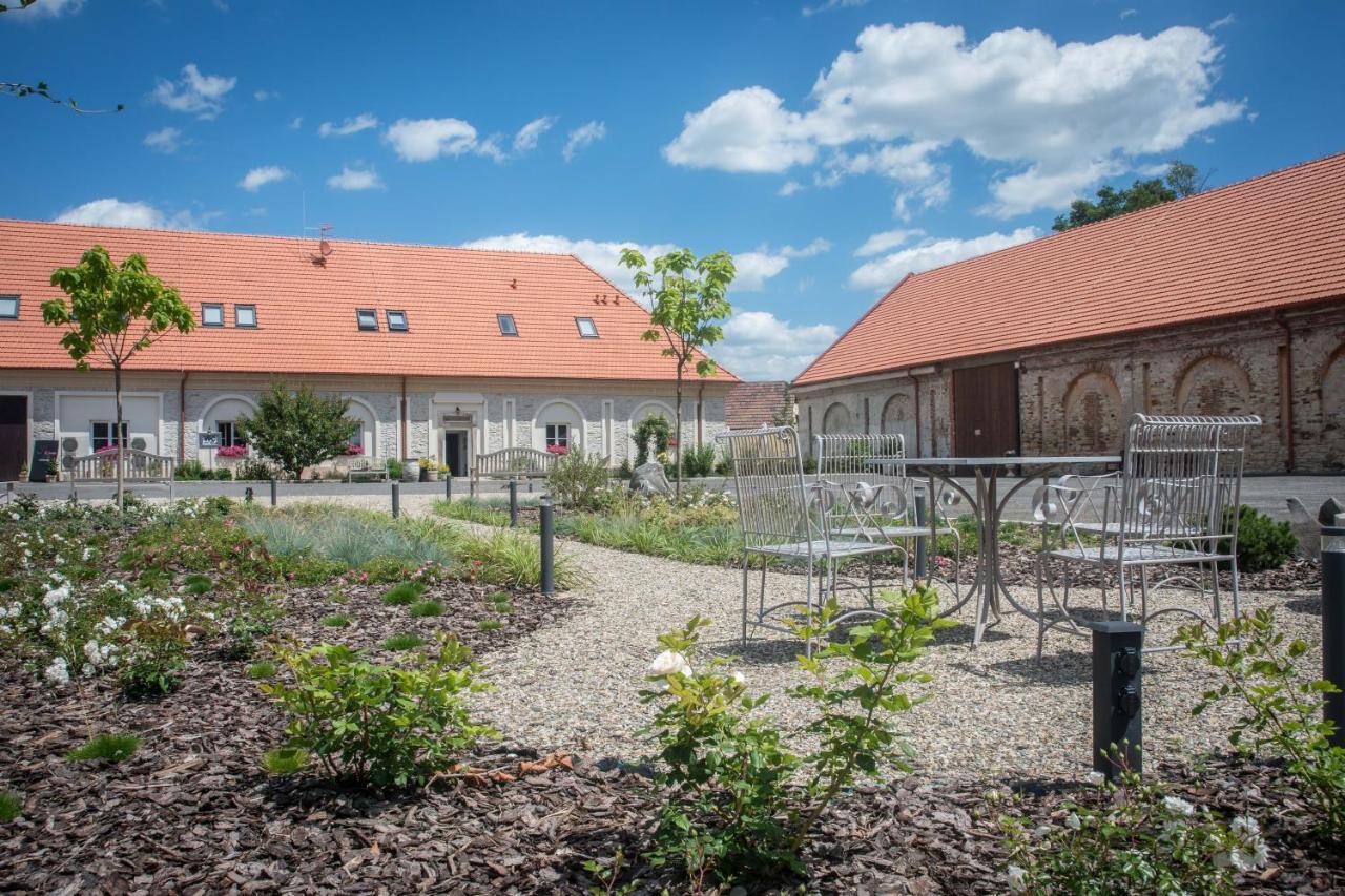 Na Kmine Hotel Obristvi Bagian luar foto
