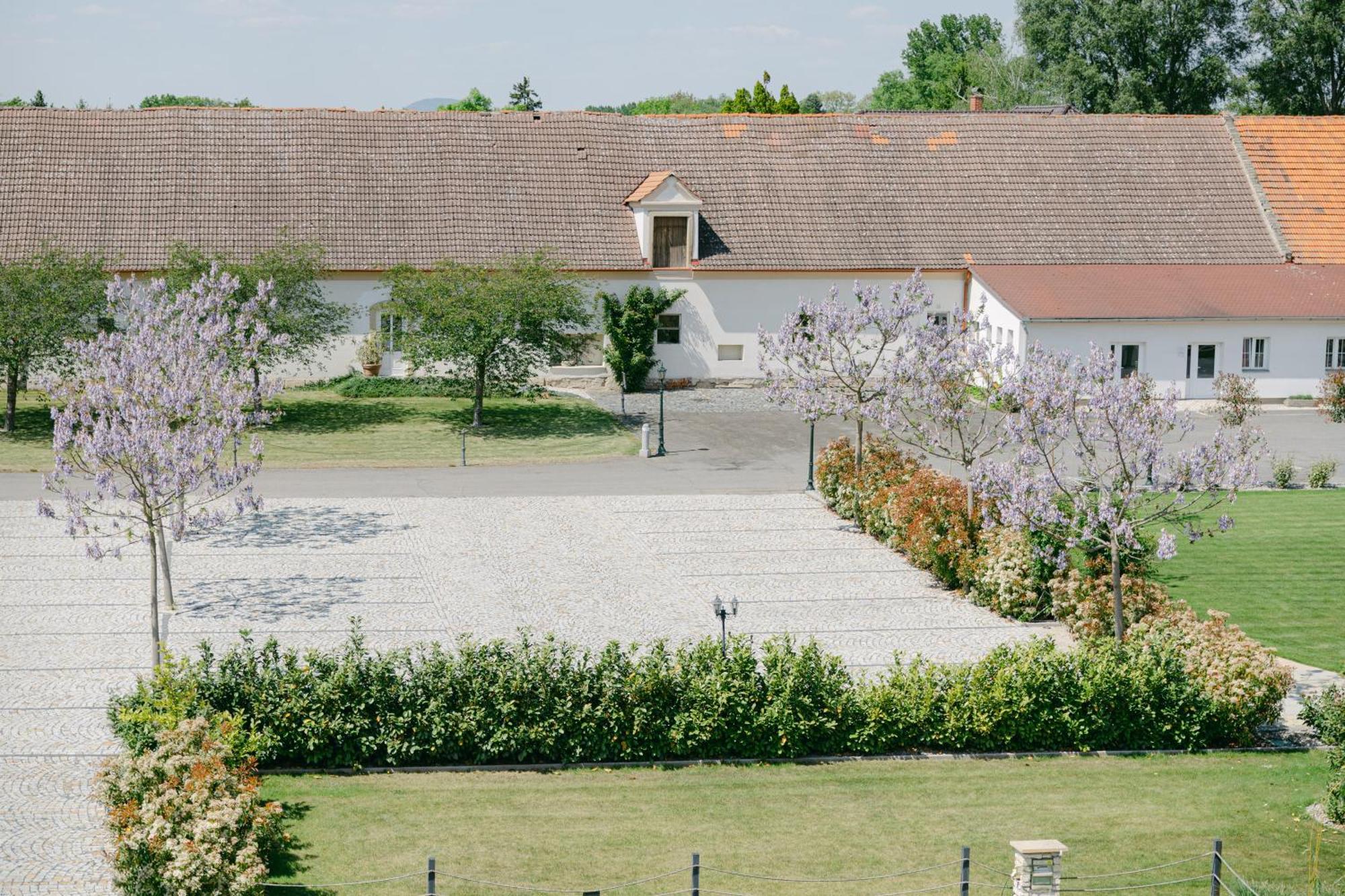 Na Kmine Hotel Obristvi Bagian luar foto